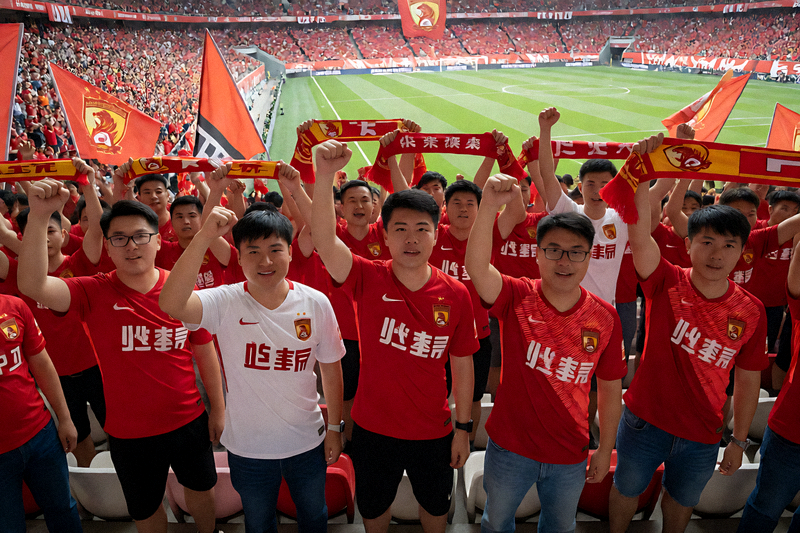 球迷在球场看台为球队助威的现场画面